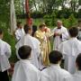 Ksiądz Prymicjał Marcin Tokarz prowadzi modlitwę pod pierwszym ołtarzem